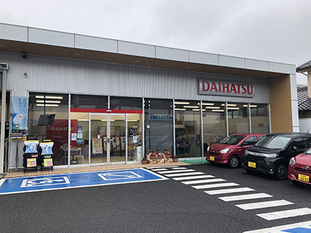 店舗はシンプルかつスタイリッシュな外観です。