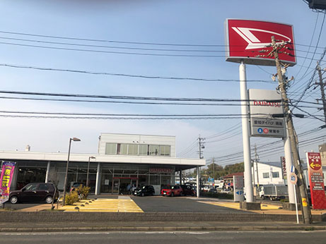 どこの方面から来店いただいても分かりやすい大型店舗広告塔