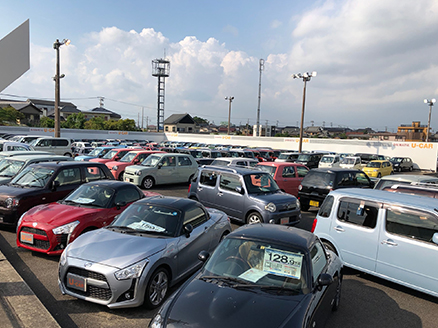 豊富にご用意させて頂いております、展示車の風景です。