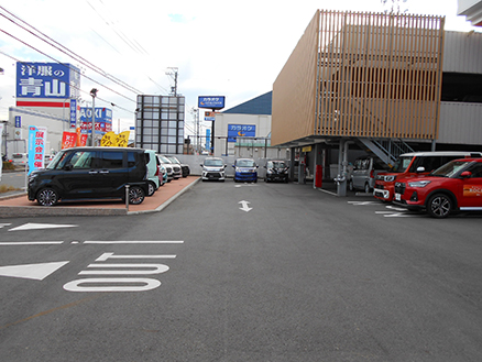 店舗隣に立体駐車場が有り、お客様が安心して駐車できます。